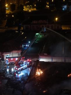 Piața în flăcări! Incendiul devastator de la Hala veche a Pieței Cetate naște printre comercianți suspiciuni de mână criminală (FOTO / VIDEO)