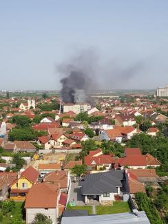 Incendiu violent într-un bloc din Oradea! Flăcările au cuprins şi acoperişul imobilului (FOTO / VIDEO)