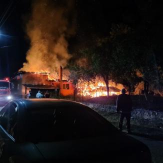 Incendiu în Bihor: O locuinţă şi o anexă au fost devastate, în noapte, de flăcări (FOTO / VIDEO)