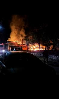 Incendiu în Bihor: O locuinţă şi o anexă au fost devastate, în noapte, de flăcări (FOTO / VIDEO)