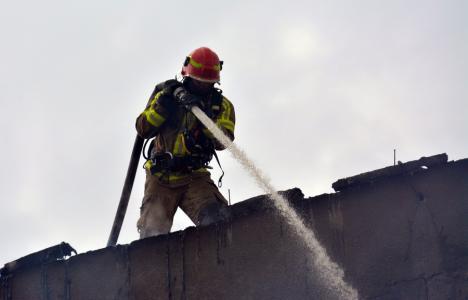 Incendiu violent la o hală de depozitare şi prelucrare a lemnului, din Bihor. Muncitorii au încercat să stingă singuri focul