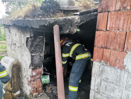 Incendii la două case din Bihor: au ars biciclete electrice, lemne de foc și o centrală termică (FOTO)