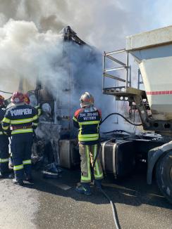 Un camion a luat foc în mers în Oradea, pe drumul expres (FOTO)