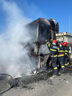 Un camion a luat foc în mers în Oradea, pe drumul expres (FOTO)