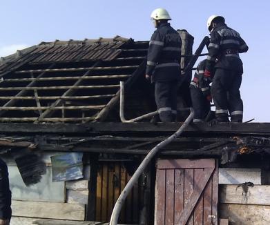 Incendiu în Săldăbagiu de Munte, la o anexă mistuită din cauza jarului căzut din sobă