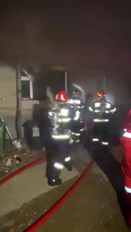 Incendiu cu degajări mari de fum, într-o gospodărie din Bihor: Au ars 60 de cauciucuri, pompierii au folosit camera cu termoviziune (FOTO/VIDEO)