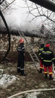 Incendiu la Salonta: Acoperişul unei clădiri a luat foc (FOTO)