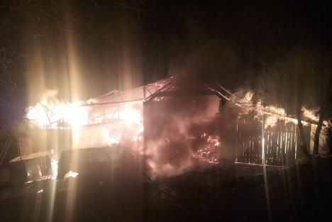 Incendiu masiv în comuna Bratca: Au ars un garaj, mașini de teren și motociclete. Pompierii au reușit să evite o explozie (VIDEO)