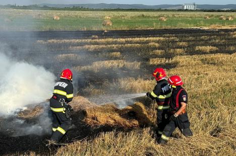 O presă de balotat a luat foc pe un teren în Săcădat (FOTO)