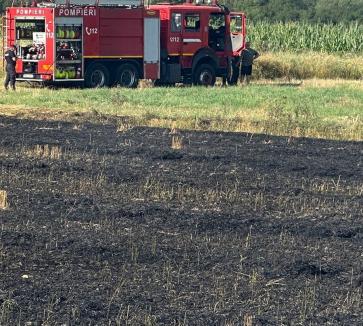 O presă de balotat a luat foc pe un teren în Săcădat (FOTO)