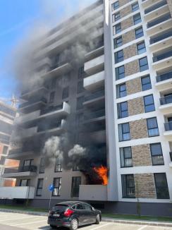 Incendiu la un bloc Prima din Nufărul. Locatarii au intervenit şi ei cu stingătoarele (FOTO/VIDEO)