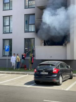 Incendiu la un bloc Prima din Nufărul. Locatarii au intervenit şi ei cu stingătoarele (FOTO/VIDEO)