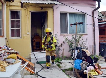 Incendiu pe Primăriei: O casă în care dormeau o mămică şi copilul ei de trei ani a luat foc de la un TV stricat (FOTO/VIDEO)
