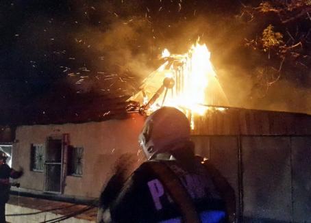 Incendiu la o casă din Răbăgani, provocat de o defecţiune electrică (FOTO)