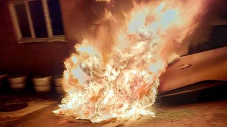 Foc lângă bloc: Mașină distrusă de flăcări, în Aleșd (FOTO)