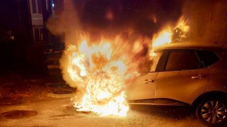 Foc lângă bloc: Mașină distrusă de flăcări, în Aleșd (FOTO)