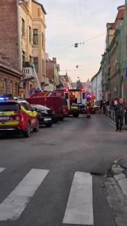 Incendiu în centrul Oradiei. Un apartament a fost cuprins de flăcări (FOTO/VIDEO)