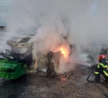 Mai multe utilaje agricole au ars într-un incendiu la o firmă din Săcuieni (FOTO)