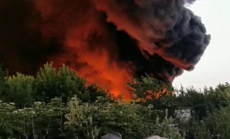 Incendiu uriaş în Bihor: Un depozit de deşeuri din plastic a luat foc (FOTO / VIDEO)
