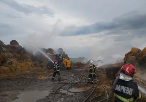 Incendiu provocat de trăsnet la o fermă din Salonta (FOTO)