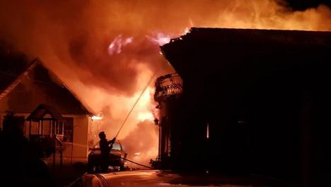 Incendiu violent în Salonta: Flăcările au cuprins o casă şi un atelier de tâmplărie (VIDEO)