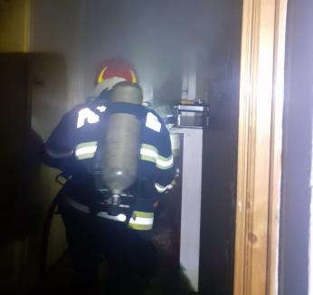 Incendiu într-un bloc de garsoniere din Salonta. Locatari evacuaţi, o fată de 12 ani a ajuns la spital