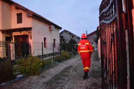 O vilă din Sânmartin, distrusă de un incendiu. Pe stradă nu există niciun hidrant (FOTO)