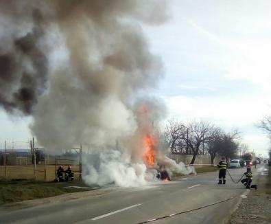 Mașină în flăcări la Sântandrei: Un Mercedes s-a făcut scrum după un scurtcircuit (FOTO)