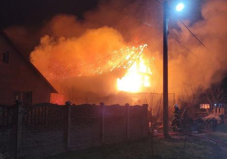 Incendiu puternic în Sântion: O casă s-a făcut scrum, alte trei clădiri afectate de flăcări. Trei persoane au avut nevoie de ajutor (VIDEO)