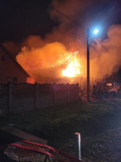 Incendiu puternic în Sântion: O casă s-a făcut scrum, alte trei clădiri afectate de flăcări. Trei persoane au avut nevoie de ajutor (VIDEO)