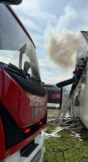 Incendiu puternic în Sântion: Un depozit de produse sanitare a luat foc (VIDEO)