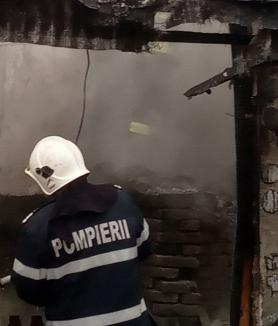 Incendiu într-un bloc din Oradea şi la o casă din Sârbi, din cauza unor defecţiuni electrice
