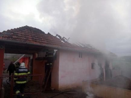 Incendiu în Săucani, provocat de un scurtcircuit. Două tone de furaje s-au făcut scrum