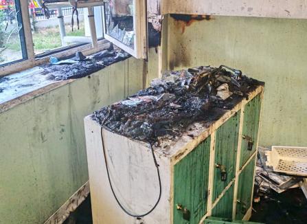 Cauza incendiului de la Școala 16 din Oradea: un prelungitor electric, care alimenta un laptop și o imprimantă