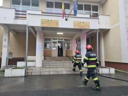 Incendiu la Școala generală 11 din Oradea (FOTO/VIDEO)