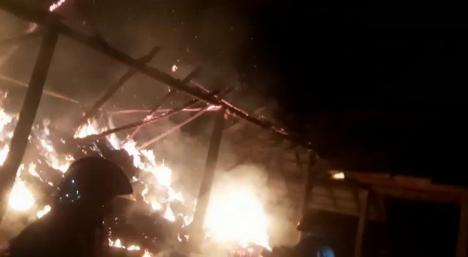 Incendiu provocat de o mână criminală: Peste 600 de baloţi de fân s-au făcut scrum, într-un sat din Bihor (FOTO)