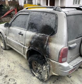 Incendiu la un service auto din Ștei: O maşină care era la reparat a fost avariată de flăcări (FOTO)