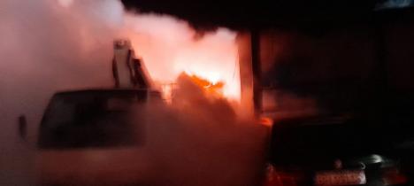 Incendiu violent la un service auto de pe Calea Clujului din Oradea. A pornit de la un scurtcircuit (FOTO)