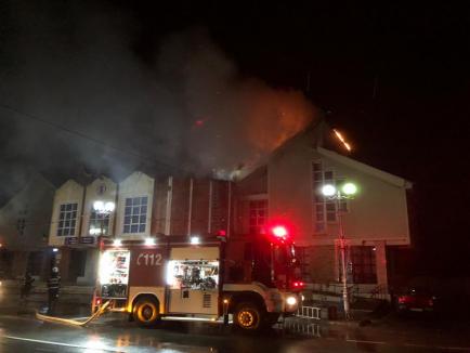 Incendiu la Trezoreria Ştei: Acoperişul clădirii a fost distrus de flăcări (FOTO)