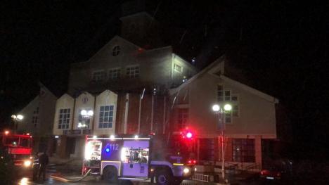 Incendiu la Trezoreria Ştei: Acoperişul clădirii a fost distrus de flăcări (FOTO)