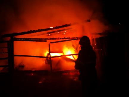 Incendiu violent în Ştei: Un garaj, o maşină şi o magazie au ars... de la o lumânare (FOTO / VIDEO)