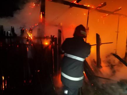 Incendiu violent în Ştei: Un garaj, o maşină şi o magazie au ars... de la o lumânare (FOTO / VIDEO)