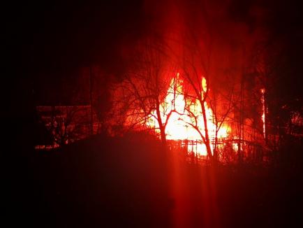 Incendiu violent în Ştei: Un garaj, o maşină şi o magazie au ars... de la o lumânare (FOTO / VIDEO)