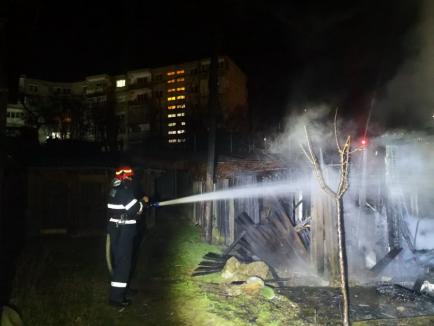 Incendiu violent în Ştei: Un garaj, o maşină şi o magazie au ars... de la o lumânare (FOTO / VIDEO)