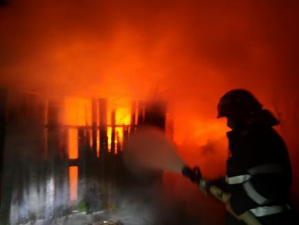 Incendiu violent în Ştei: Un garaj, o maşină şi o magazie au ars... de la o lumânare (FOTO / VIDEO)