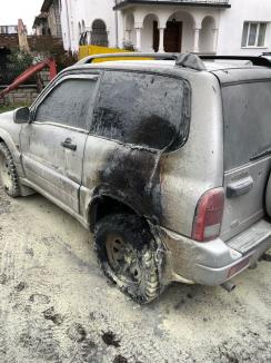 Incendiu la un service auto din Ștei: O maşină care era la reparat a fost avariată de flăcări (FOTO)
