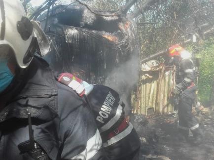 Incendiu violent la Ștei: O baracă s-a făcut scrum (FOTO)