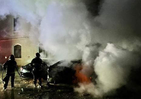 Incendiu de amploare în Ștei, după ce cineva a dat foc intenționat unei mașini. Flăcările au distrus trei autoturisme și o patiserie (FOTO)