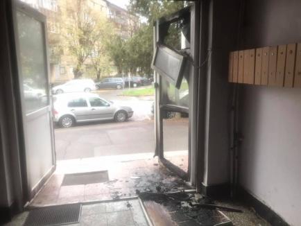 Cu un cocktail Molotov: Uşa unui bloc din Oradea, incendiată intenţionat (FOTO)