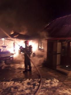 Casă distrusă de flăcări în Subpiatră, din cauza unui scurtcircuit la un boiler (FOTO)